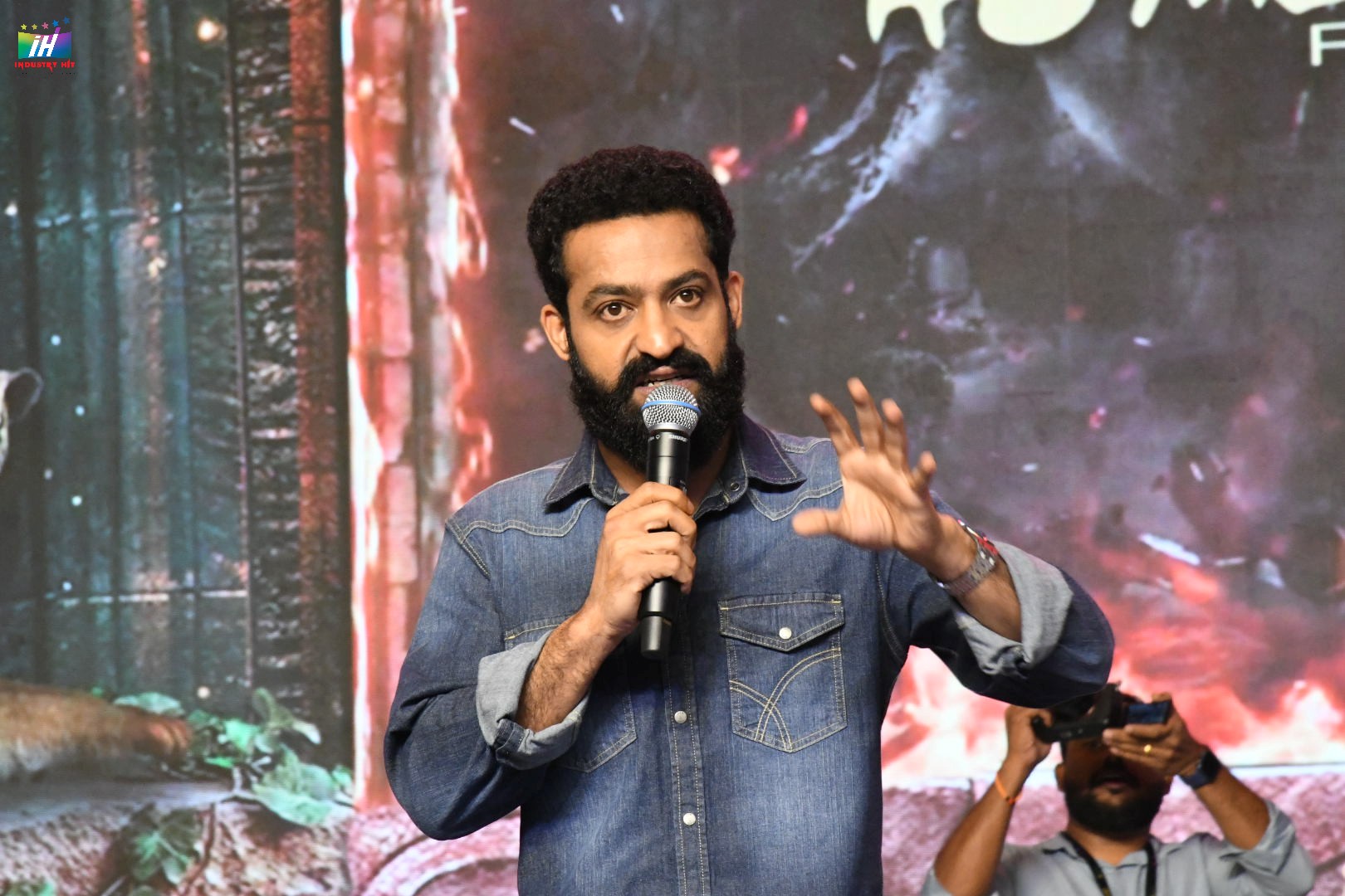 Kantara-Chapter-1-Grand-Pre-release-Event-At-Hyderabad-6
