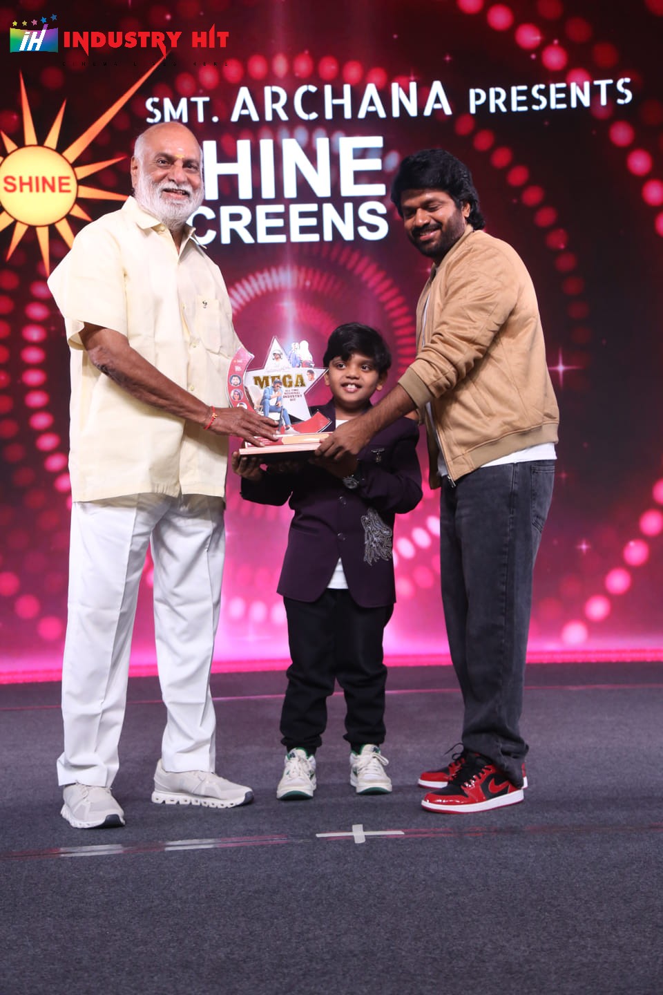 Mana-ShankaraVaraPrasad-Garus-All-Time-Regional-Industry-Hit-Celebrations-Photos-63