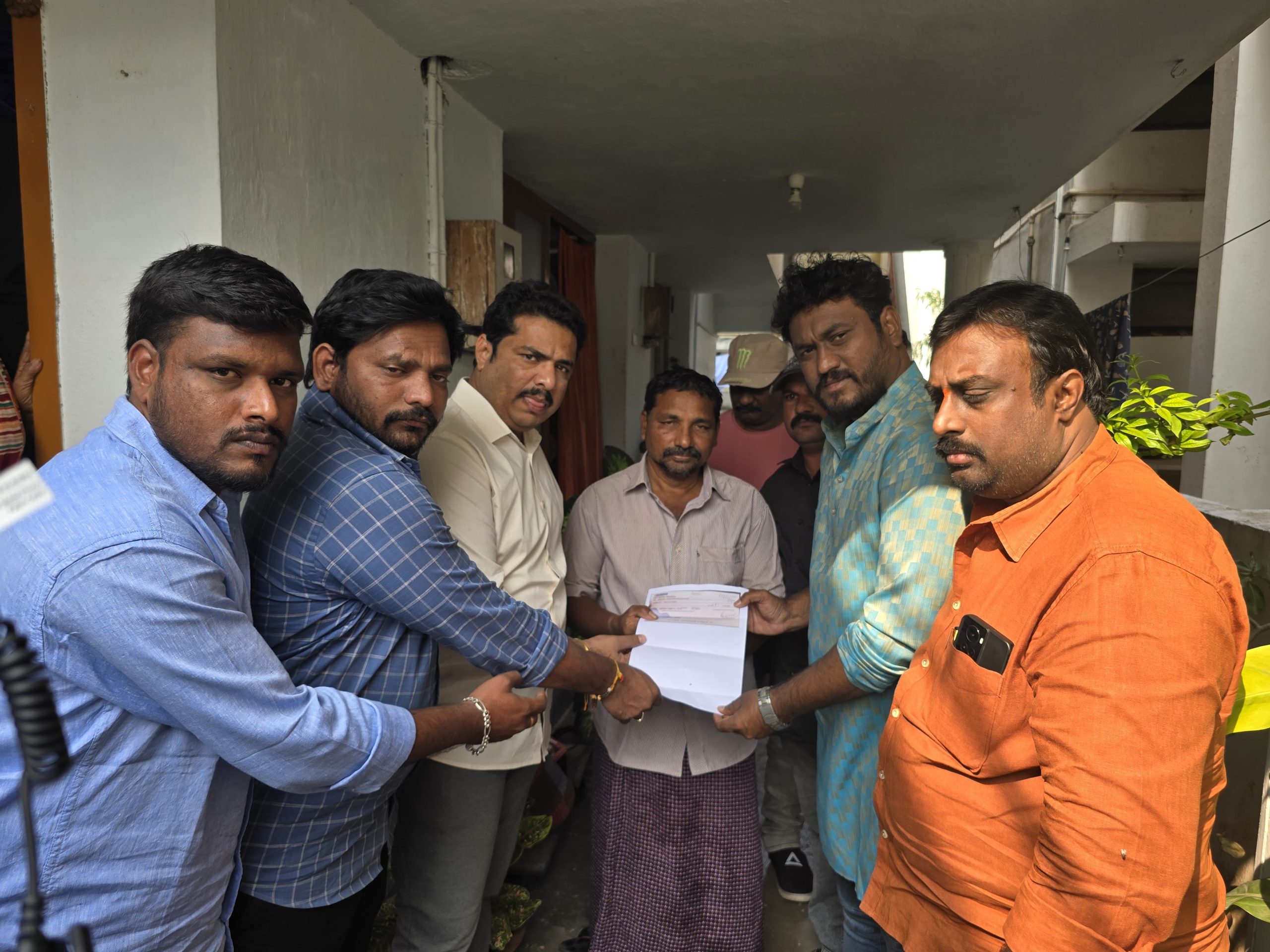 Ram Charan Fans Met Families Of Road Accdent Victims