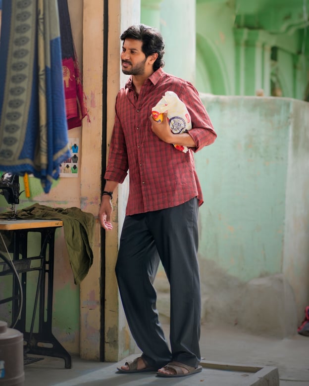 DULQUER SALMAAN'S AAKASAMLO OKA TARA DULQUER SALMAAN'S AAKASAMLO OKA TARA