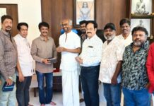 தென்னிந்தியத் திரைப்பட எழுத்தாளர்கள் சங்கம் சூப்பர் ஸ்டார் ரஜினிகாந்தை மரியாதை நிமித்தமாகச் சந்திக்கிறது. South Indian Film Writers' Association, paying a courtesy visit to Superstar Rajinikanth